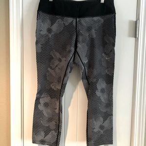 Nike Dri-Fit Crop Leggings (L)